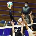男子決勝・市尼崎－姫路工　第１セット、アタックを打つ市尼崎のハントラクル