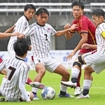 神戸弘陵の選手と激しくボールを奪い合う三田学園の選手＝９日午後、三木市の三木総合防災公園（撮影・斎藤雅志）