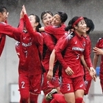 日ノ本－神戸弘陵　後半、高橋あ（左から３人目）が決勝ゴールを決め、喜ぶ日ノ本イレブン（撮影・斎藤雅志）