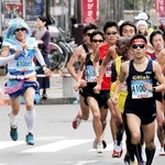 アニメキャラクターを思わせる衣装ながら、後方から驚異的に追い上げる再田光進さん（左）