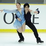 西日本選手権で息の合った演技を見せる紀平梨花（左）と西山真瑚＝２日、大津市、木下カンセーアイスアリーナ