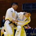 女子団体決勝　相手を攻め立てる神院大付の佐藤（右）＝高砂市、同市総合体育館