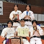 女子団体初優勝を喜ぶ神院大付のメンバー＝高砂市、同市総合体育館