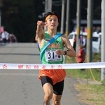 ポーズを決めてフィニッシュする男子・稲美北のアンカー山田遼翔＝豊岡市日高町（撮影・吉田敦史）