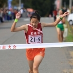 トップでフィニッシュする女子・星陵台のアンカー平野凜明＝豊岡市日高町（撮影・吉田敦史）