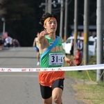 ポーズを決めてフィニッシュする男子・稲美北のアンカー山田遼翔＝豊岡市日高町（撮影・吉田敦史）