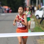 トップでフィニッシュする女子・星陵台のアンカー平野凜明＝豊岡市日高町（撮影・吉田敦史）