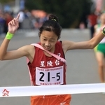 トップでフィニッシュする女子・星陵台のアンカー平野凜明＝豊岡市日高町（撮影・吉田敦史）