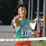 ポーズを決めてフィニッシュする男子・稲美北のアンカー山田遼翔＝豊岡市日高町（撮影・吉田敦史）