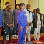 選手を代表してあいさつする川西市出身の小川那月選手（中央）＝神戸ポートピアホテル
