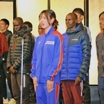 選手を代表してあいさつする川西市出身の小川那月選手（中央）１５日夜、神戸ポートピアホテル