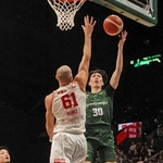 神戸－岩手　第１クオーター、ゴール下を攻めて得点する神戸の金田（３０）＝ジーライオンアリーナ神戸