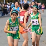 女子・飾磨西の３区有井桃（右）が４区和田心奈にたすきを渡す