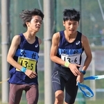 男子・大社の５区真鍋央（左）からたすきを受け取るアンカー小西翔一郎