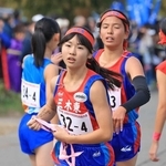 女子・三木東の３区上田芽依（右）からたすきを受け取る４区大塚もえ