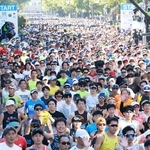 神戸市役所前を一斉にスタートするランナーたち＝１６日午前、神戸市中央区加納町６（撮影・鈴木雅之）