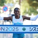 女子１位でフィニッシュするジャクリン・チェラル＝１６日、神戸市中央区東川崎町１（撮影・鈴木雅之）