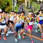 近畿高校駅伝で一斉にスタートを切る男子１区の選手＝奈良県宇陀市、榛原フレンドパーク