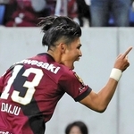 神戸-広島　後半、ＰＫを決めて駆け出す神戸・佐々木（１３）＝パナソニックスタジアム吹田（撮影・中西幸大）