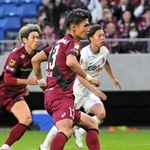 神戸-広島　後半、ＰＫを決めて駆け出す神戸・佐々木＝パナソニックスタジアム吹田（撮影・中西幸大）