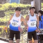 男子・須磨学園のアンカー酒上航熙（左）にたすきをつなぐ６区上山宙大＝16日午後、奈良県宇陀市