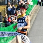 男子を制した西脇工のアンカー新妻遼己