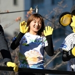 スタートしたランナーに声援を送る坂本花織（撮影・斎藤雅志）