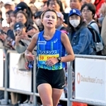 最後の直線を駆け抜ける女子３位の酒井心希（撮影・大田将之）