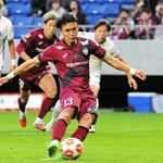 神戸－広島　後半、ＰＫを決める神戸・佐々木＝撮影・中西幸大