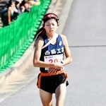 女子７位でフィニッシュした西脇工のアンカー屋敷乃梨子