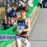 男子で２連覇を果たした西脇工のアンカー新妻遼己