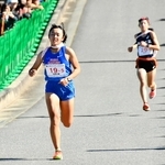 女子６位でゴールする須磨学園のアンカー西村美羽菜