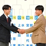 第１０４回全国高校サッカー選手権で対戦が決まり、握手を交わす前橋育英の竹ノ谷主将（左）と神戸弘陵の今井主将＝17日、東京都港区