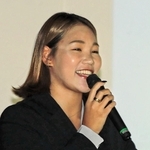 高校生に努力と感謝の大切さを伝えた白井璃緒＝尼崎小田高