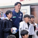 子どもたちに夢を持つ大切さを伝えた神戸の権田（中央）＝神戸市西区、長坂小学校