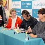 女性誌発売記念イベントで、希望者に笑顔でサインする神戸の（右から）鍬先祐弥、汰木康也、酒井高徳＝神戸市中央区、ジュンク堂書店三宮店