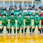 Ｆリーグ２部制覇と１部昇格を目指すデウソン神戸の選手たち＝１１月１日、加古川市ＳＨＯＷＡグループ総合体育館（チーム提供）