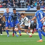 町田-神戸　前半、町田・望月（左から３人目）らに囲まれる神戸の宮代（同４人目）＝東京都新宿区、国立競技場（撮影・丸山桃奈）