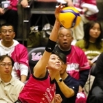 姫路－ＫＵＲＯＢＥ　第２セット、スパイクを放つ姫路の野中