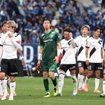 ２連覇を逃し、肩を落とすヴィッセル神戸イレブン＝２２日午後、東京・国立競技場（撮影・丸山桃奈）