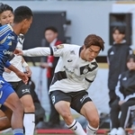 前半、攻め上がる神戸・宮代（撮影・丸山桃奈）