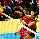 姫路－ＫＵＲＯＢＥ　第１セット、クイック攻撃で得点する姫路の伊藤