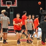 台湾戦を前に調整する日本代表の富永（中央左）、富樫（同右）ら＝ジーライオンアリーナ神戸