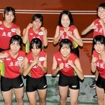 初出場する近畿中学校駅伝に向けて意気込む女子・立花の選手たち＝尼崎市、ベイコム陸上競技場