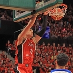 日本-台湾　前半、富永からのパスを空中で受けてダンクを決める日本の渡辺＝ジーライオンアリーナ神戸（撮影・吉田敦史）