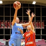 姫路－新潟　ゴール下を果敢に攻め、両チーム最多１８得点で勝利に導いた姫路の清川（左）