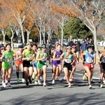 近畿中学校駅伝で、一斉にスタートする女子の選手たち＝滋賀県野洲市、希望が丘文化公園