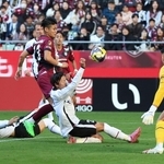 神戸－ＦＣ東京　前半、シュートを狙う神戸・佐々木（１３）＝ノエビアスタジアム神戸（撮影・丸山桃奈）