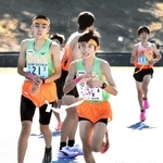 男子・稲美北の４区藤井陽生（中央）が３区戸嶋歩舵（左）からたすきを受け取る