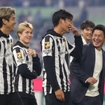 セレモニーを終え、大迫勇也（左）ら選手らと笑顔を見せる神戸の吉田孝行監督（右）＝30日午後、神戸市兵庫区のノエビアスタジアム神戸（撮影・丸山桃奈）